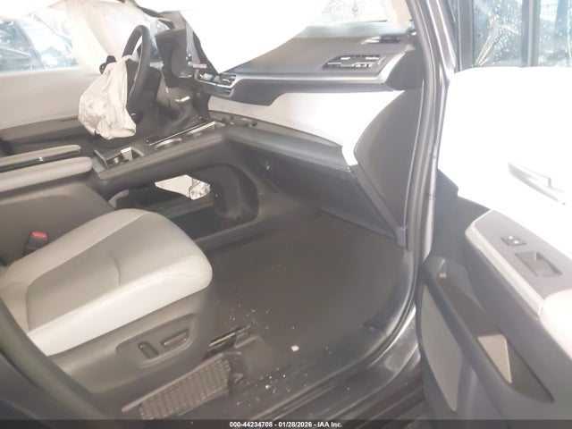 Toyota SIENNA XLE 2025 5TDYRKEC0SS289999 Image 5