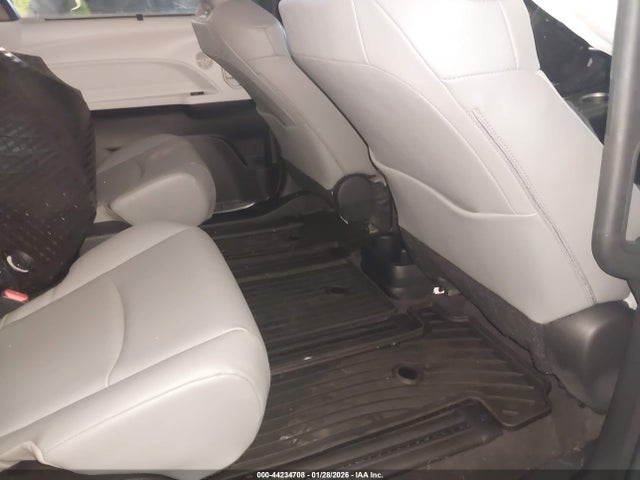 Toyota SIENNA XLE 2025 5TDYRKEC0SS289999 Image 8