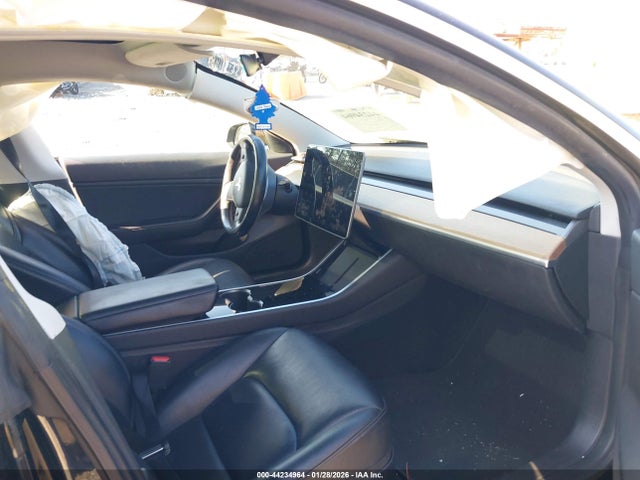 2019 TESLA MODEL 3 5YJ3E1EB4KF364652 Photo 4
