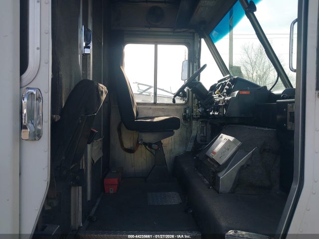 44235661 :رقم المزاد ، 4UZAARBW31CH52359 vin ، 2001 Freightliner Chassis M Line Walk-in Van مزاد بيع