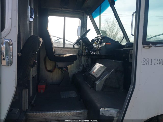 44235661 :رقم المزاد ، 4UZAARBW31CH52359 vin ، 2001 Freightliner Chassis M Line Walk-in Van مزاد بيع