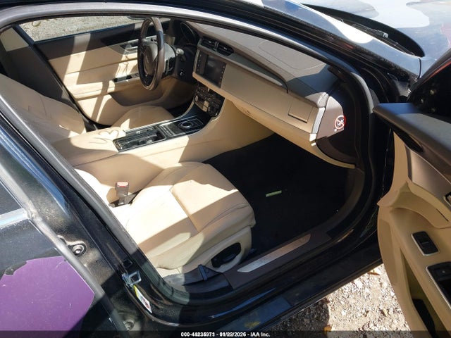 2017 JAGUAR XF SAJBD4BNXHCY32258 Photo 4