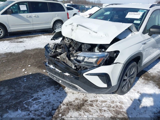 44236044 :رقم المزاد ، 3VVAX7B2XNM050000 vin ، 2022 Volkswagen Taos 1.5t S مزاد بيع