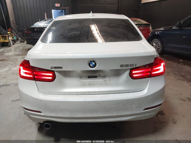 44236050 :رقم المزاد ، WBA3C3C51EP662730 vin ، 2014 Bmw 320i Xdrive مزاد بيع