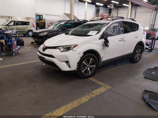 Toyota Rav4 Xle 2017 JTMRFREV1HD211176 Image 2