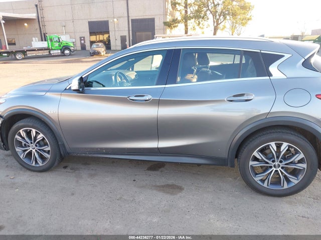 SJKCH5CR1JA048550 Infiniti Qx30 Premium