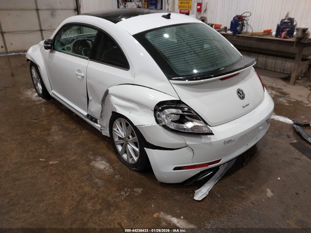2018 VOLKSWAGEN BEETLE 3VWJD7AT3JM701024 Photo 2