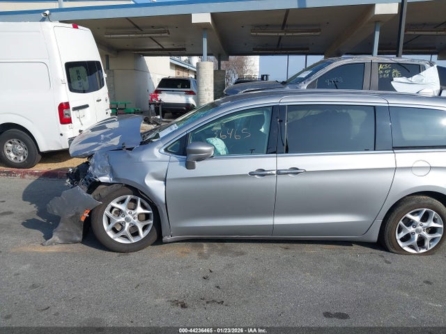 Chrysler Pacifica Touring Plus 2018 2C4RC1FG3JR126109 Image 21