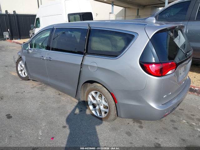 2018 CHRYSLER PACIFICA 2C4RC1FG3JR126109 Photo 2