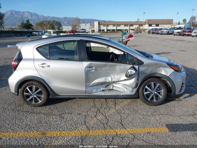 JTDKDTB30J1616573 Toyota Prius C One
