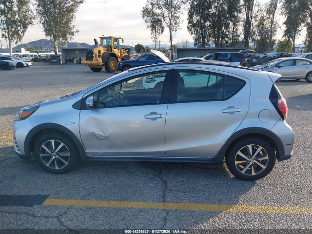 JTDKDTB30J1616573 Toyota Prius C One