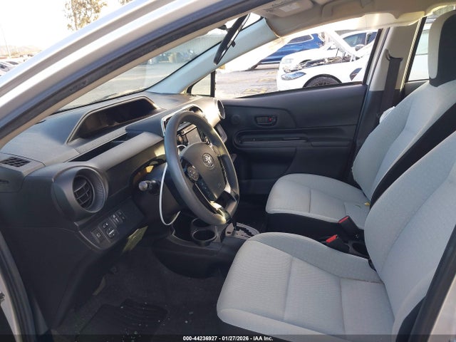 JTDKDTB30J1616573 Toyota Prius C One