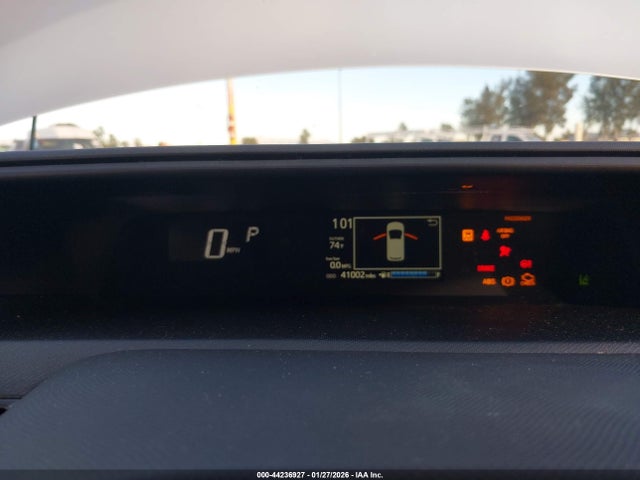 JTDKDTB30J1616573 Toyota Prius C One
