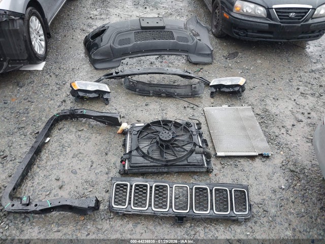 1C4RJFAG9JC432704 Jeep Grand Cherokee Laredo 4x4