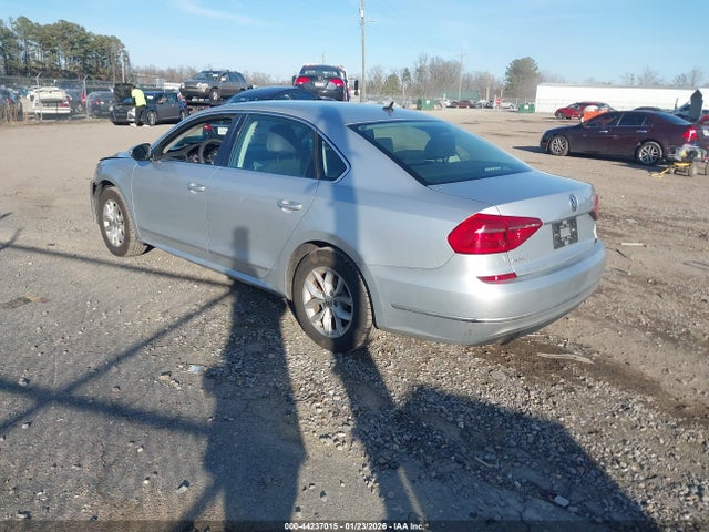 1VWAT7A31GC017876 Volkswagen Passat 1.8t S