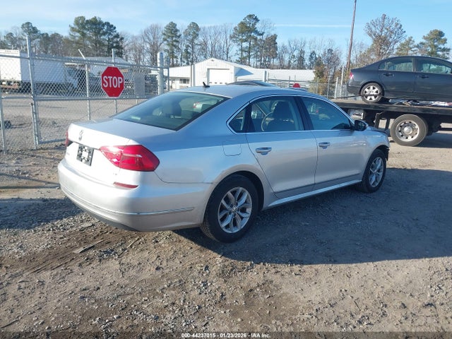 1VWAT7A31GC017876 Volkswagen Passat 1.8t S