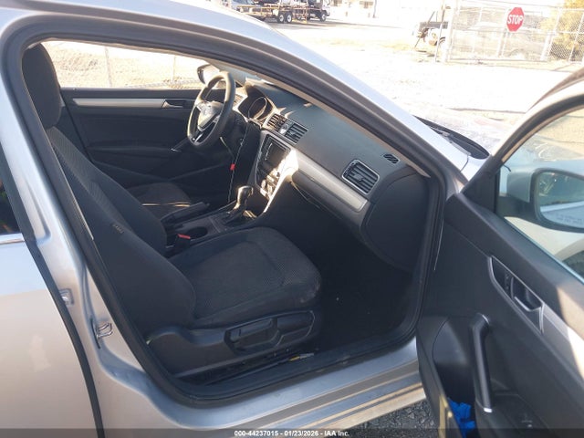 1VWAT7A31GC017876 Volkswagen Passat 1.8t S