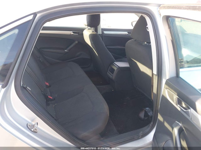 1VWAT7A31GC017876 Volkswagen Passat 1.8t S