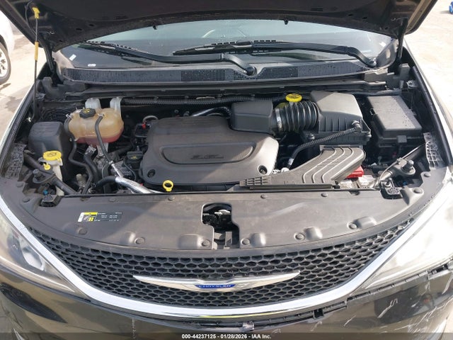 Auction sale of the 2019 Chrysler Pacifica Touring L, vin: 2C4RC1BG2KR592749, lot number: 44237125