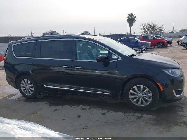 Auction sale of the 2019 Chrysler Pacifica Touring L, vin: 2C4RC1BG2KR592749, lot number: 44237125