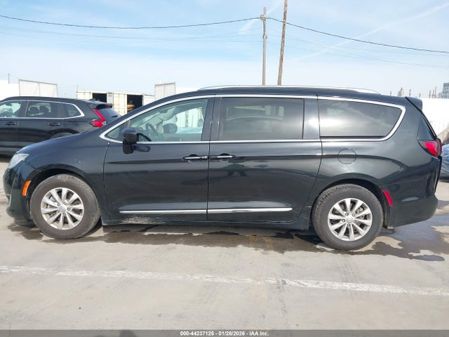 Auction sale of the 2019 Chrysler Pacifica Touring L, vin: 2C4RC1BG2KR592749, lot number: 44237125