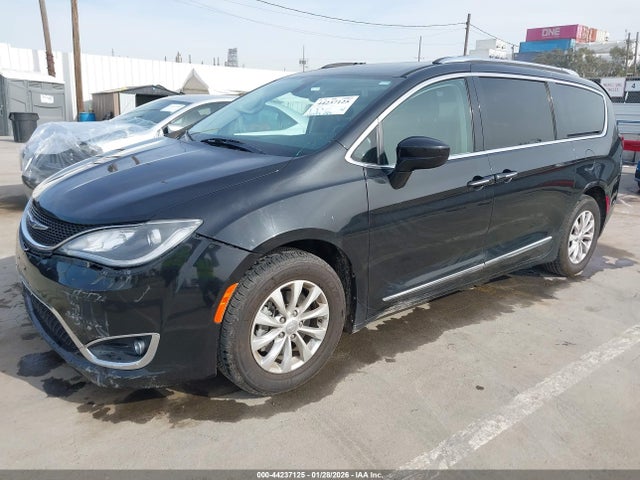 Auction sale of the 2019 Chrysler Pacifica Touring L, vin: 2C4RC1BG2KR592749, lot number: 44237125