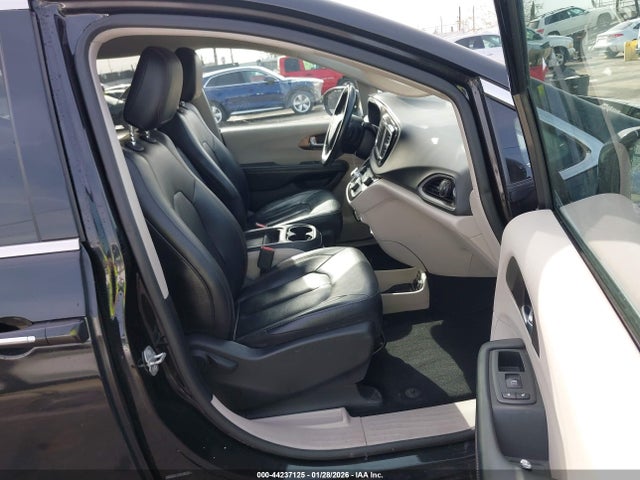 Auction sale of the 2019 Chrysler Pacifica Touring L, vin: 2C4RC1BG2KR592749, lot number: 44237125