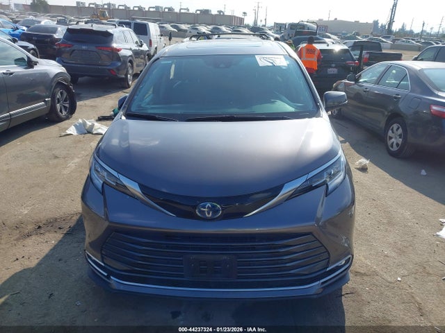 5TDZSKFC9NS064394 Toyota Sienna Limited