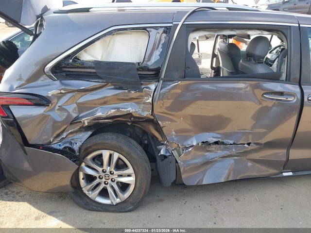 5TDZSKFC9NS064394 Toyota Sienna Limited