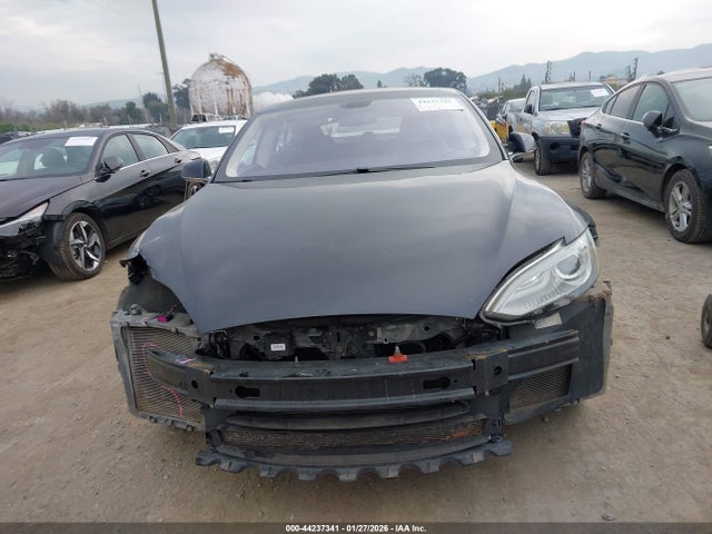 2013 Tesla Model S მანქანა იყიდება აუქციონზე, vin: 5YJSA1CN2DFP21138, აუქციონის ნომერი: 44237341