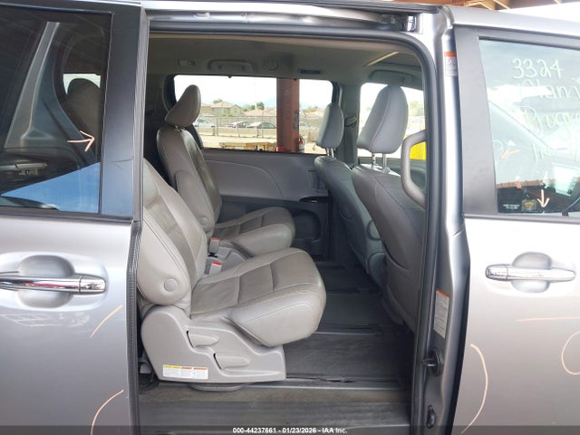 Toyota Sienna Xle 7 Passenger 2018 5TDDZ3DC9JS194491 Image 8