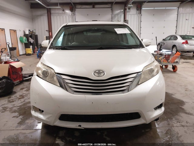 5TDDK3DC8ES090861 Toyota Sienna Limited 7 Passenger