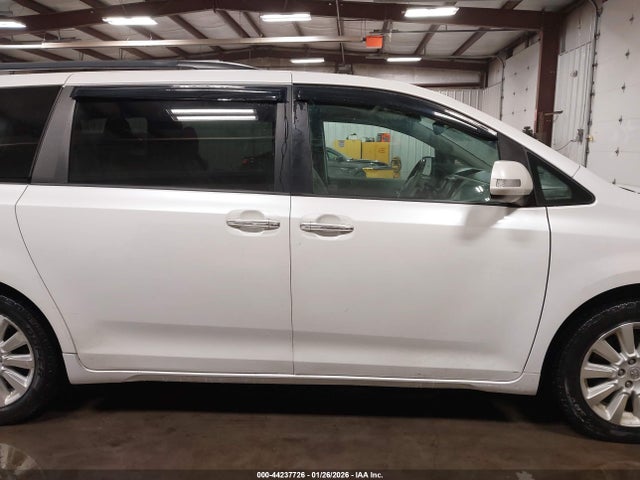 5TDDK3DC8ES090861 Toyota Sienna Limited 7 Passenger