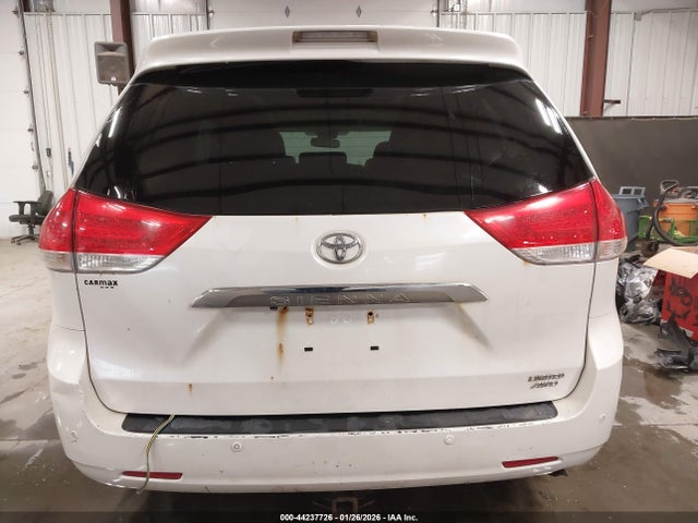 5TDDK3DC8ES090861 Toyota Sienna Limited 7 Passenger