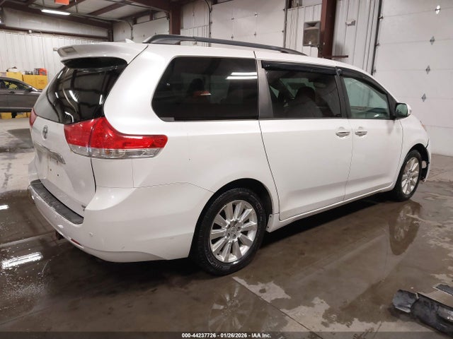 5TDDK3DC8ES090861 Toyota Sienna Limited 7 Passenger