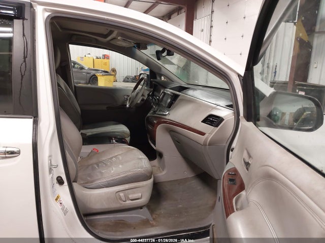 5TDDK3DC8ES090861 Toyota Sienna Limited 7 Passenger