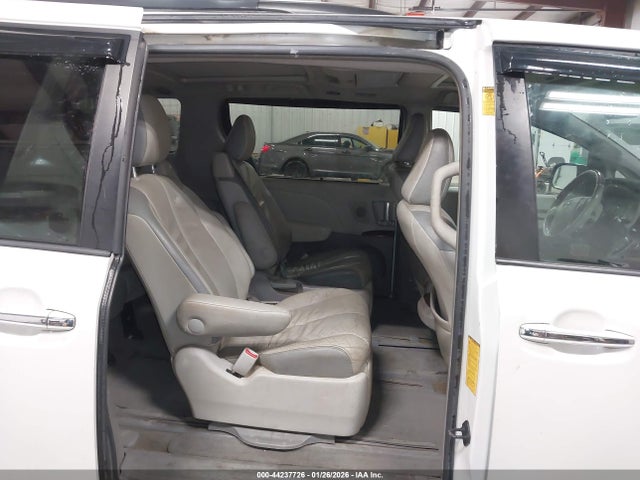 5TDDK3DC8ES090861 Toyota Sienna Limited 7 Passenger