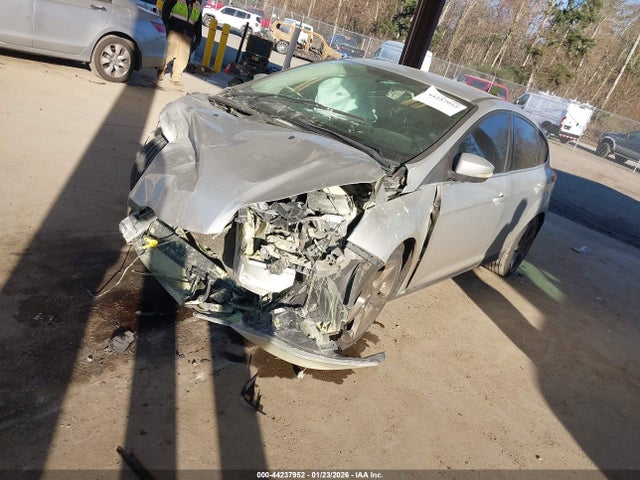 Ford Focus Titanium 2014 1FADP3N20EL160982 Image 2