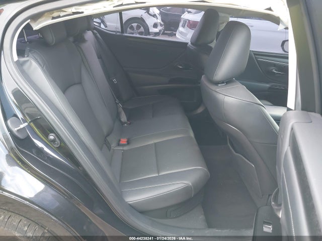58ADA1C1XRU051251 Lexus ES 300H