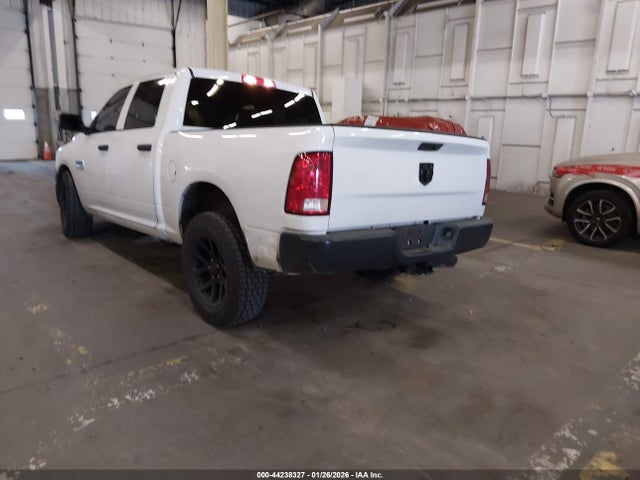 2018 RAM 1500 3C6RR6KG2JG230072 Photo 2