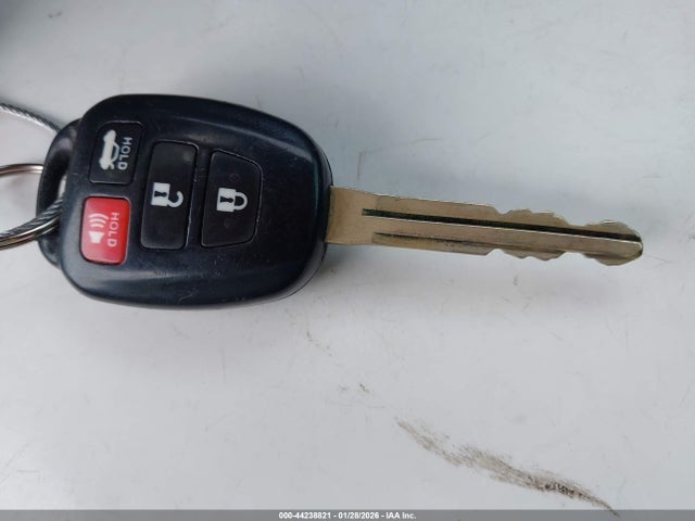 2T1BURHE8JC051853 Toyota COROLLA LE