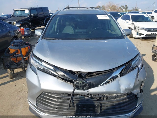5TDJRKEC3PS177853 Toyota SIENNA XLE