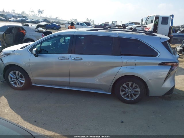 5TDJRKEC3PS177853 Toyota SIENNA XLE