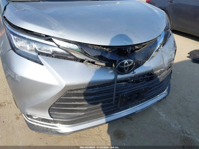 5TDJRKEC3PS177853 Toyota SIENNA XLE