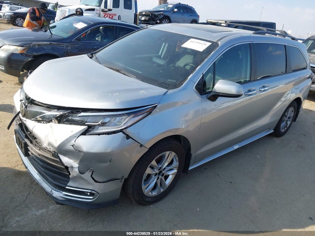 5TDJRKEC3PS177853 Toyota SIENNA XLE