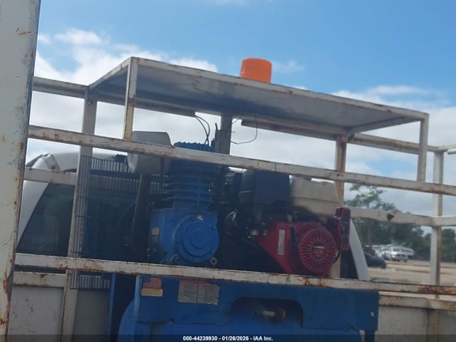 44239930 :رقم المزاد ، 1FDUF4GT0FEB25336 vin ، 2015 Ford F-450 Chassis Xl مزاد بيع