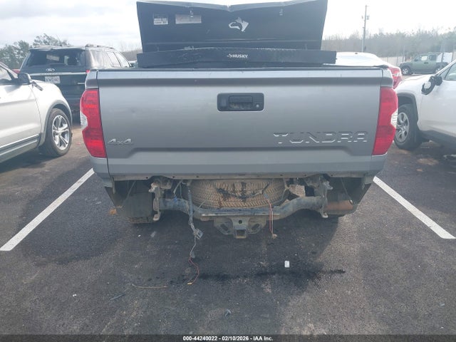Aukcja sprzedaży 2018 Toyota Tundra Sr5 5.7l V8, vin: 5TFDW5F11JX683414, numer aukcji: 44240022