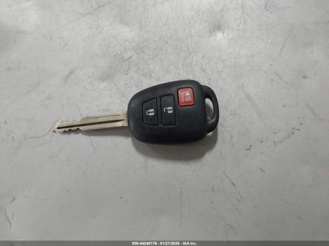 2T3BFREV3GW460453 Toyota RAV4 LE