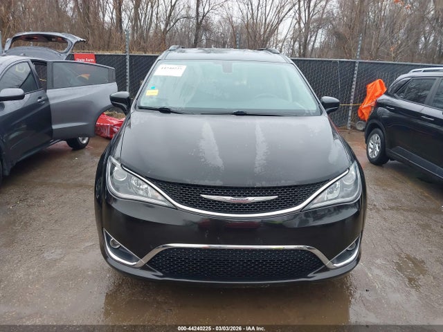 Продаж на аукціоні авто 2017 Chrysler Pacifica Touring-l, vin: 2C4RC1BG4HR820985, номер лоту: 44240225