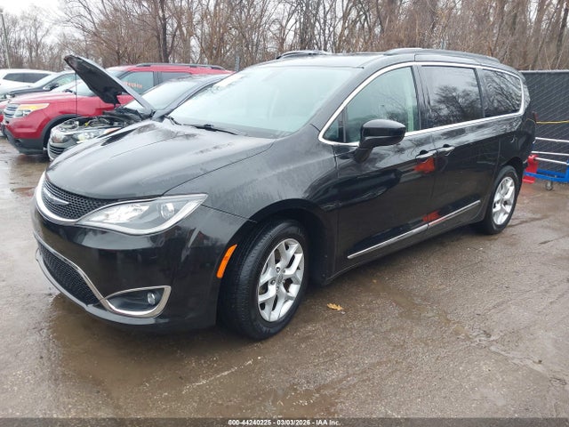 Продаж на аукціоні авто 2017 Chrysler Pacifica Touring-l, vin: 2C4RC1BG4HR820985, номер лоту: 44240225